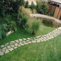 Gartenweg aus Natursteinplatten